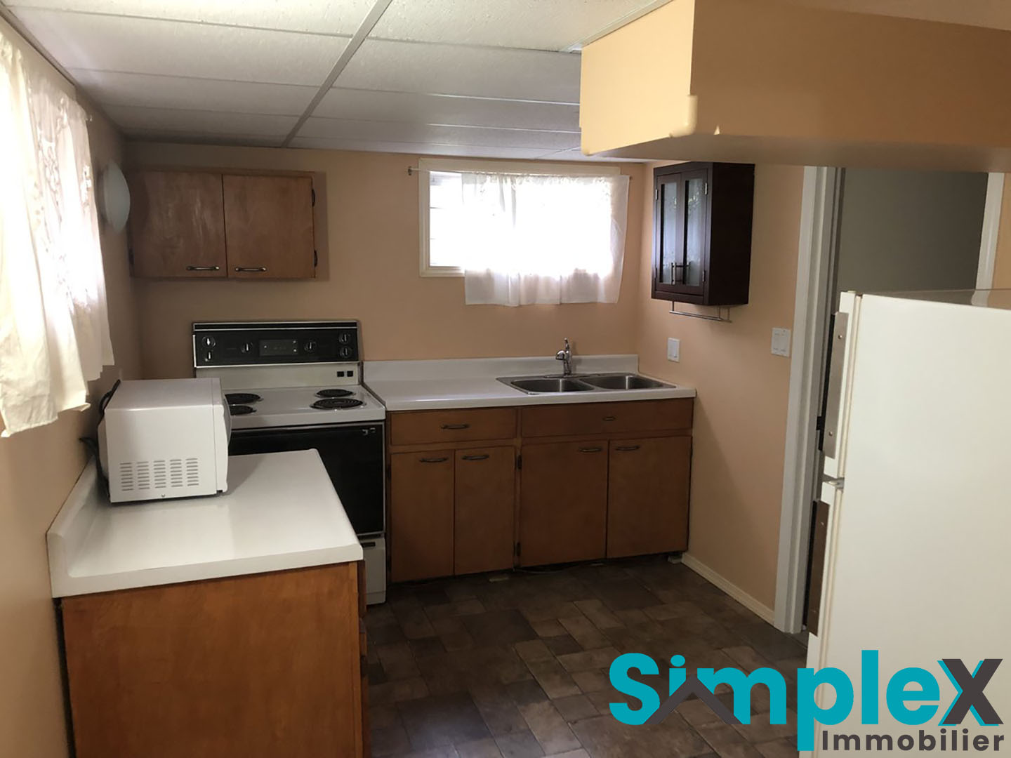 Cuisine équipée d’un studio compact géré par Simplex Immobilier